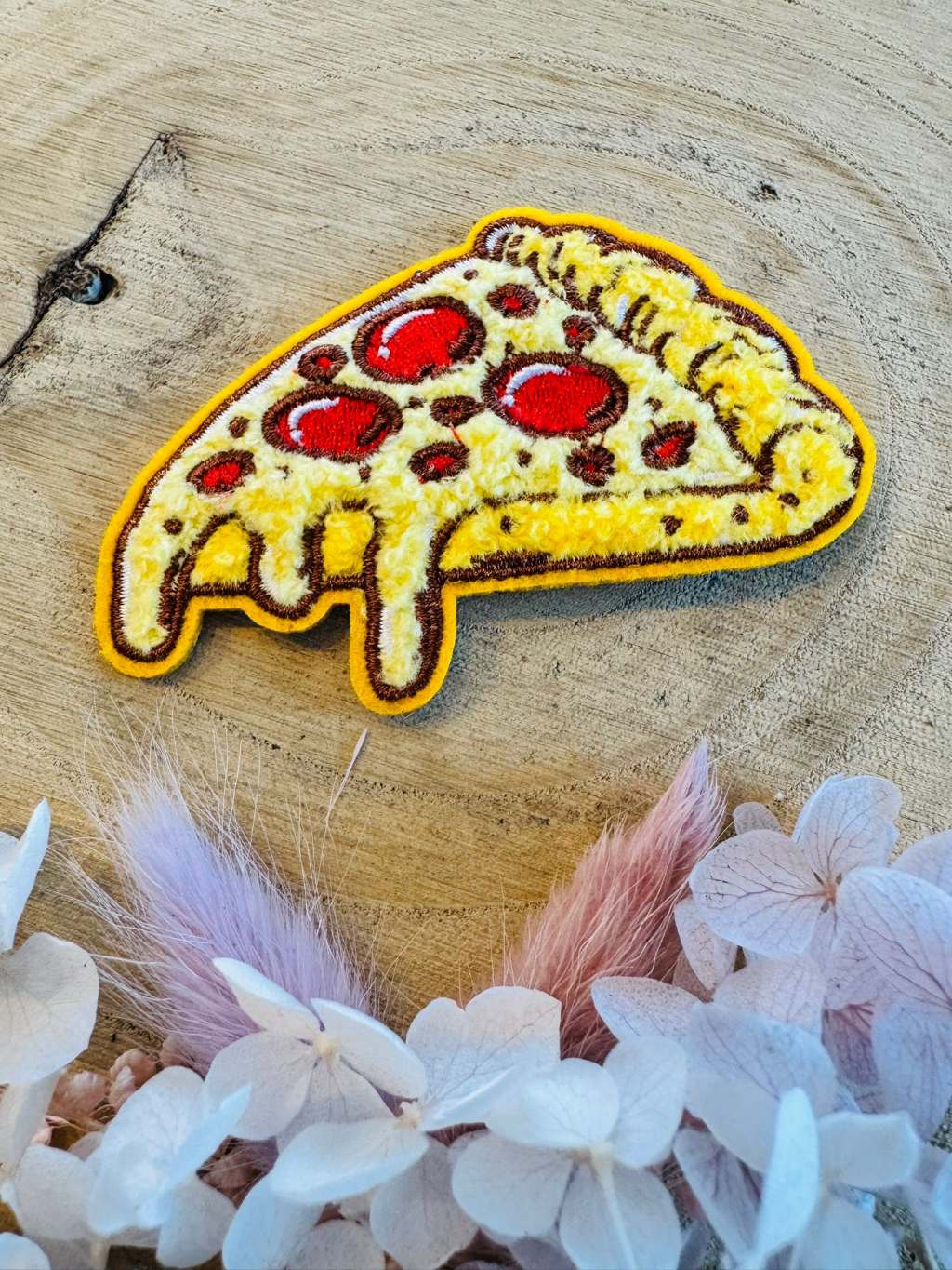 exclusives Chenille Patch der Bienenkinder mit einer tollen 3D Optik und einem lustigen Pizza Stück abgebildet