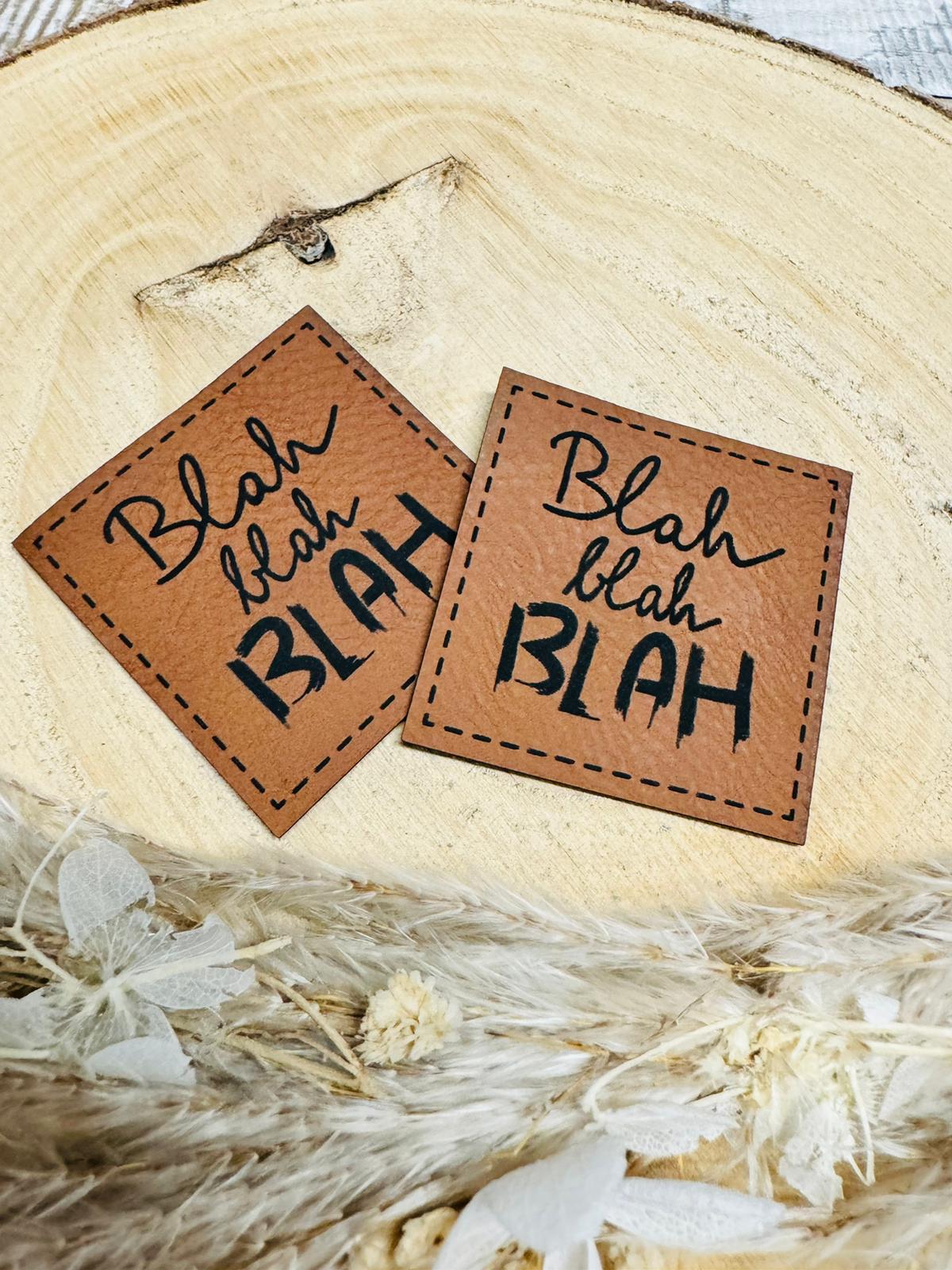 braunes kunstlederlabel mit dem spruch Blah Blah Blah