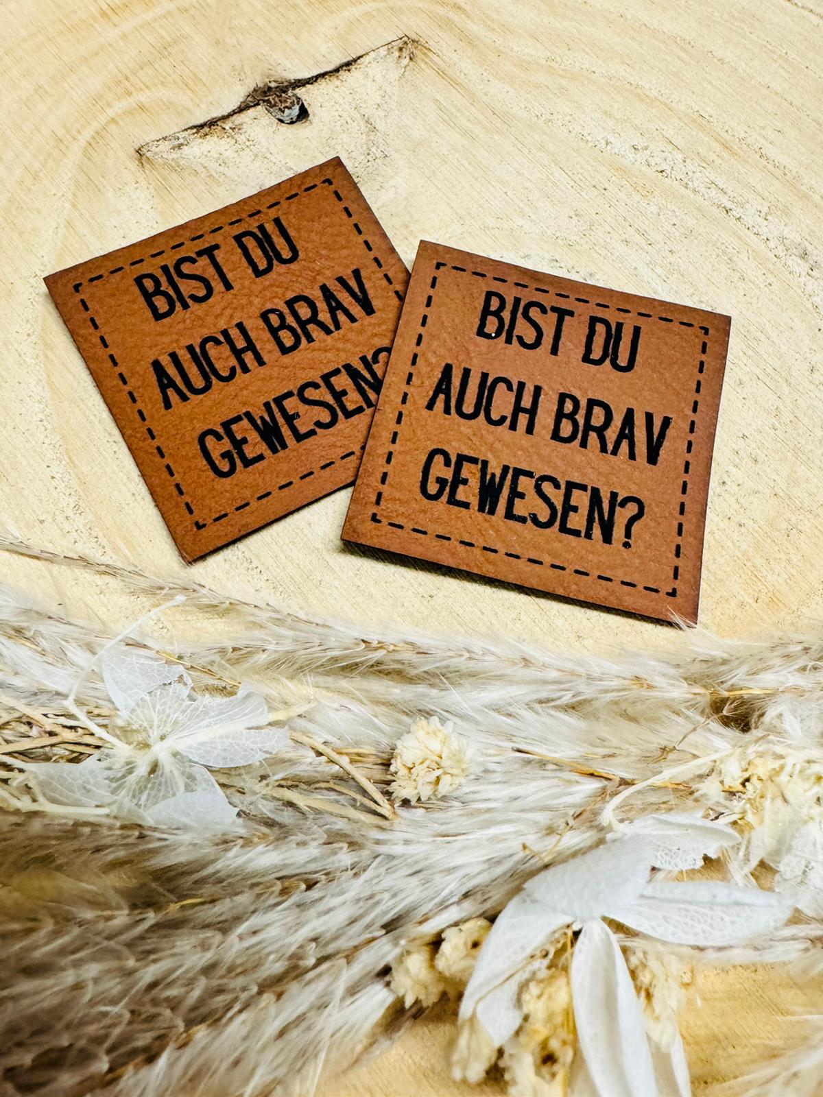 braunes christmas kunstlederlabel mit dem spruch bist du auch brav gewesen fragezeichen