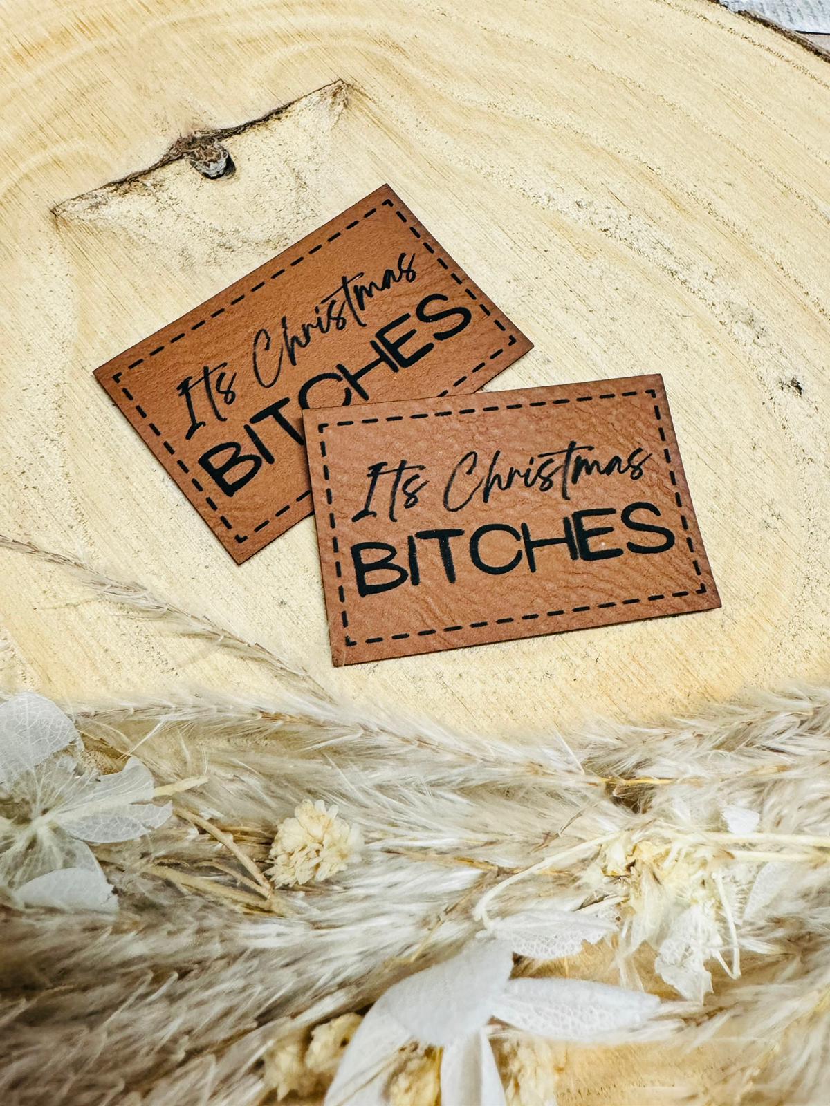 braunes christmas label mit dem spruch its christmas bitches