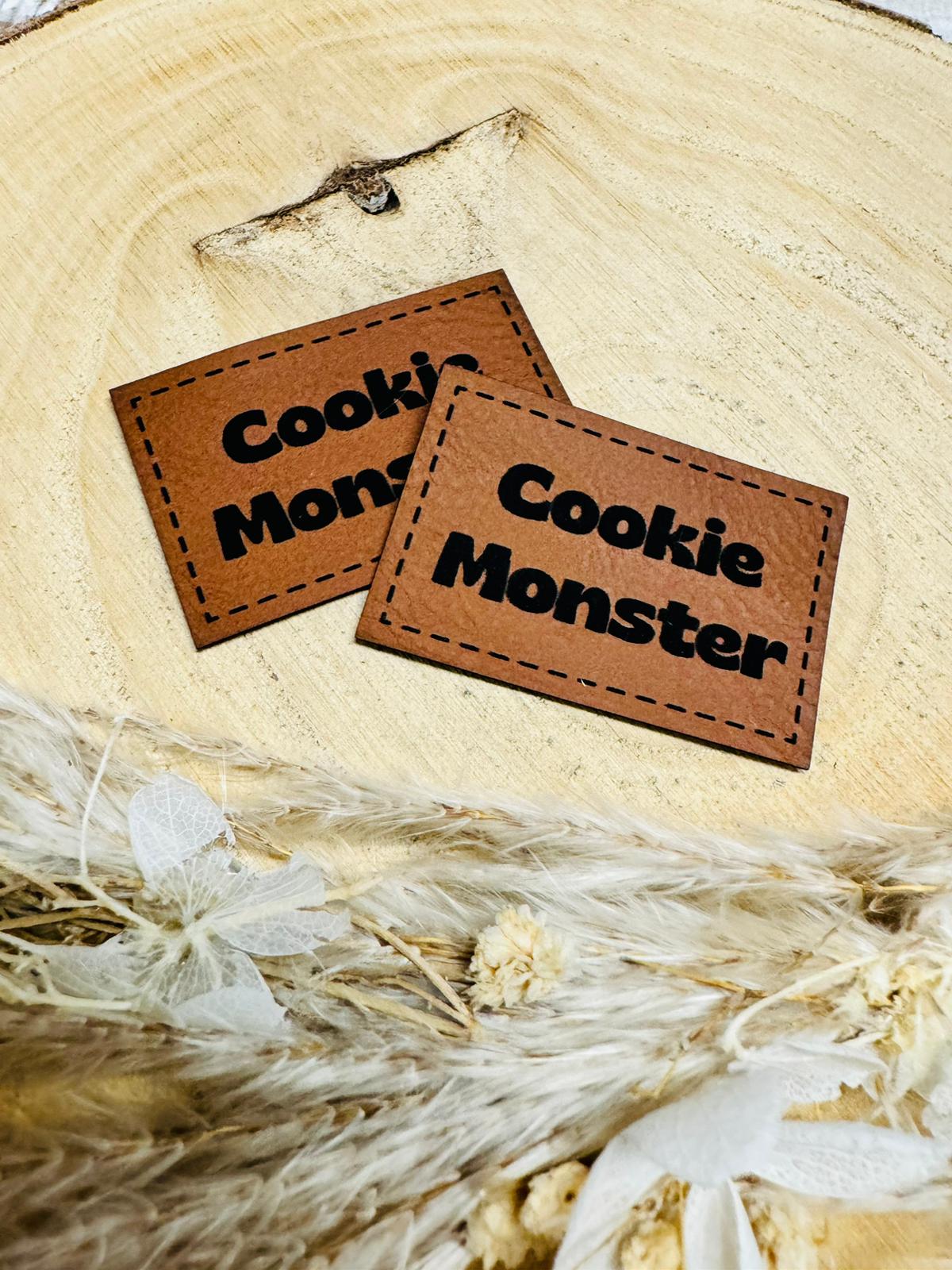 braunes kunstlederlabel mit dem spruch cookie monster
