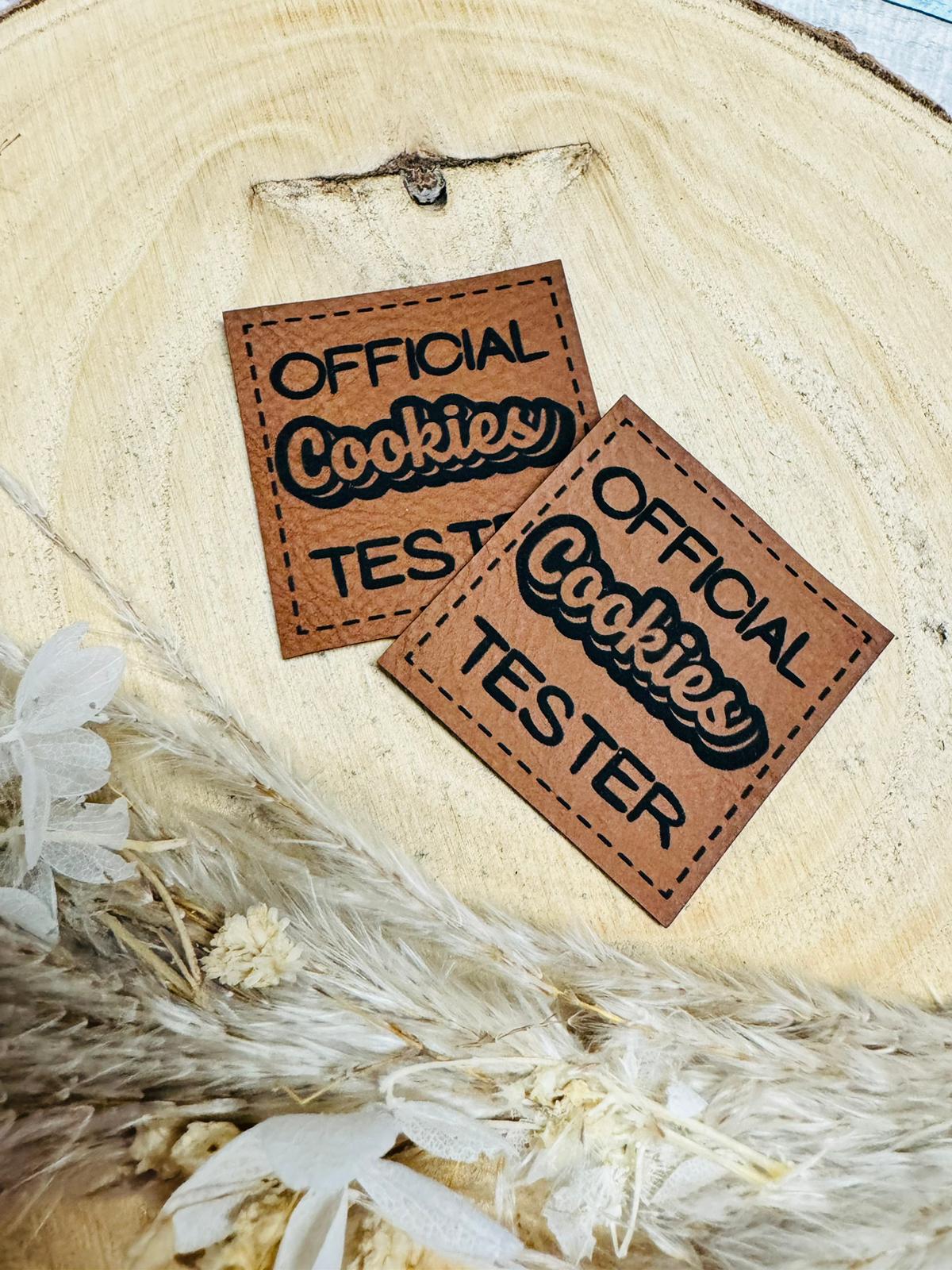 braunes kunstlederlabel mit dem spruch official cookies tester