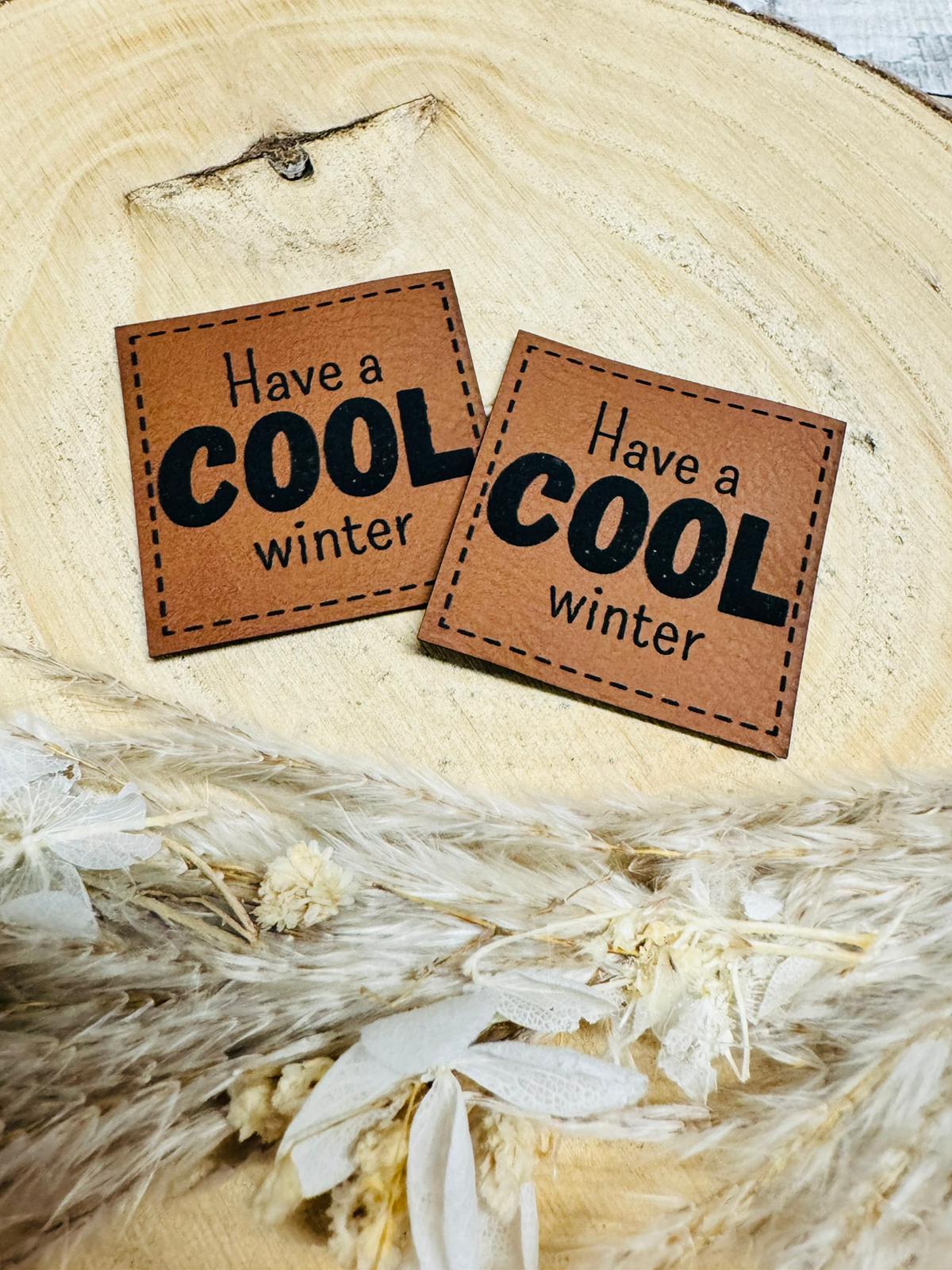 braunes kunstlederlabel mit dem spruch have a cool winter