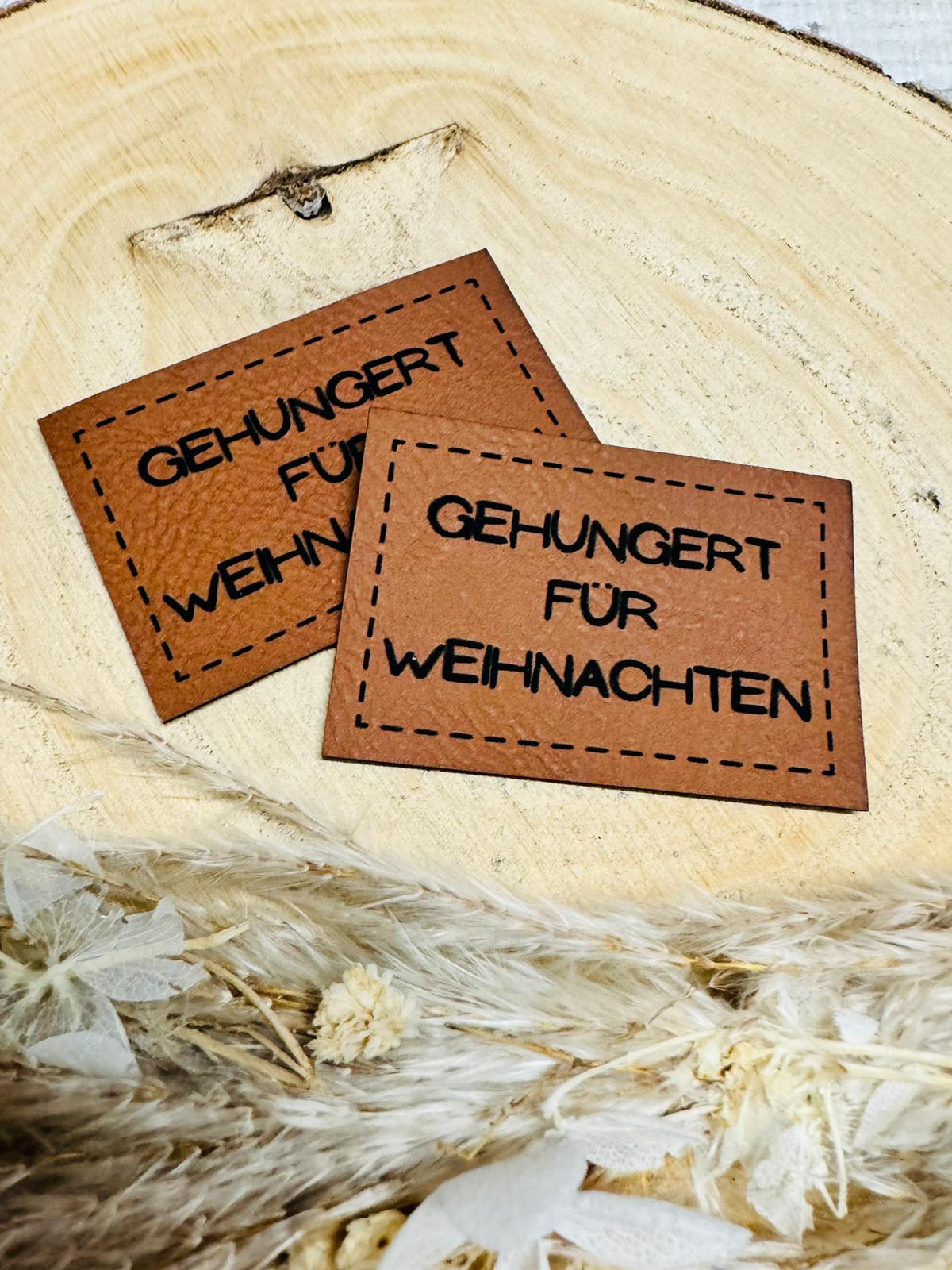braunes christmas kunstlederlabel mit dem spruch gehungert für weihnachten