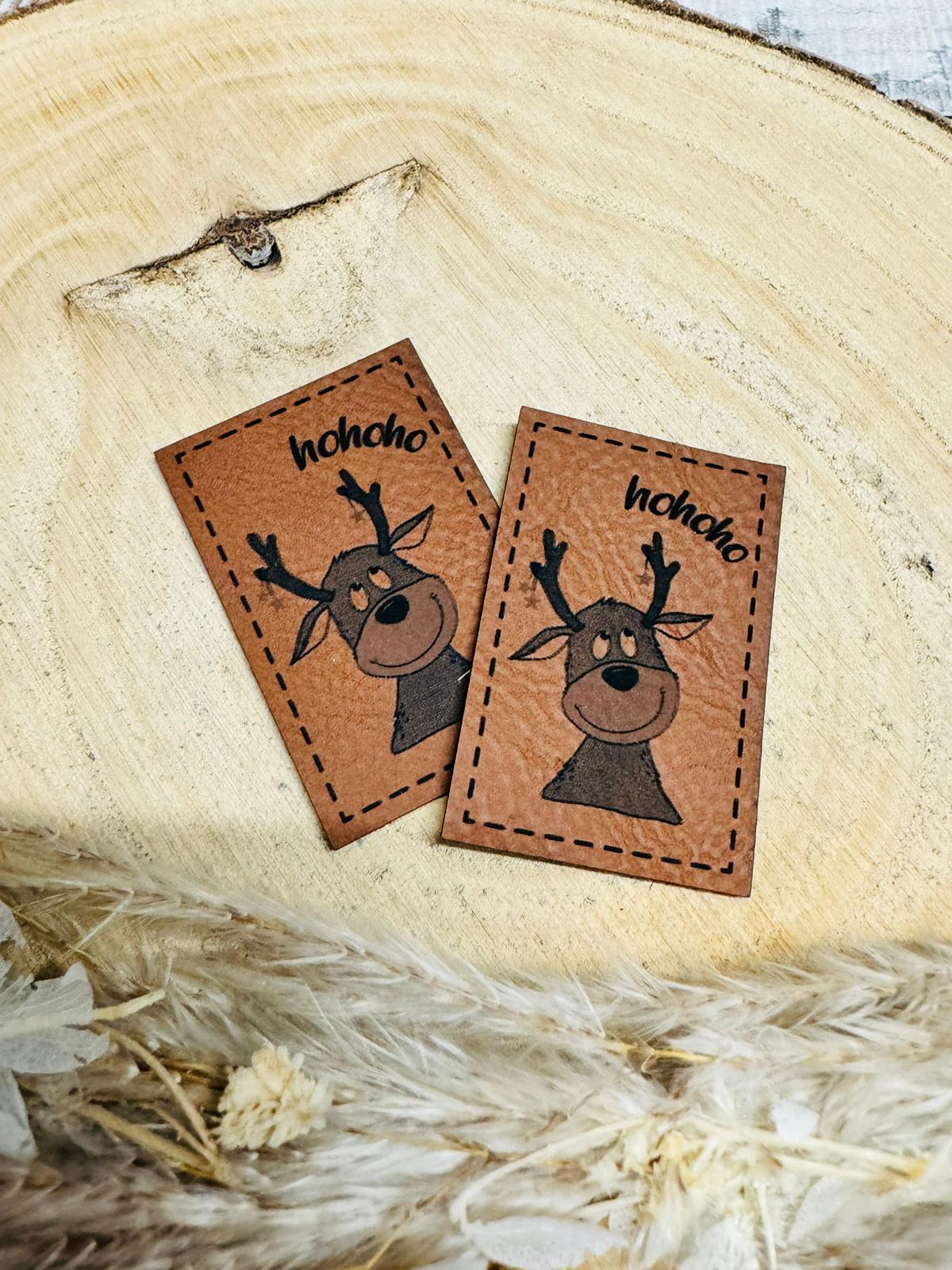 braunes christmas kunstlederlabel mit dem spruch hohoho und einem kleinen hirsch abgebildet