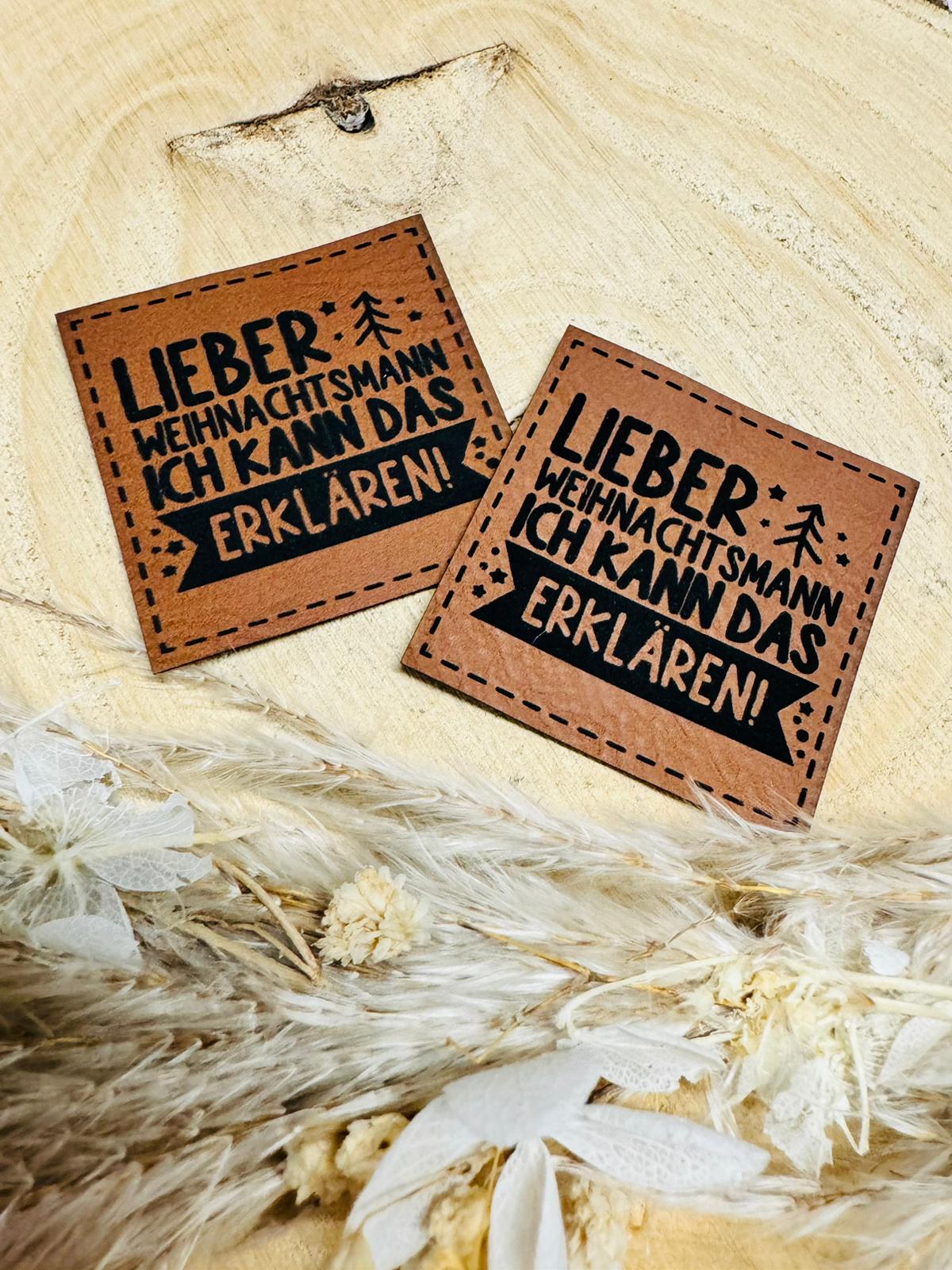 braunes christmas kunstlederlabel mit dem spruch lieber weihnachtsmann ich kann das erklären ausrufezeichen