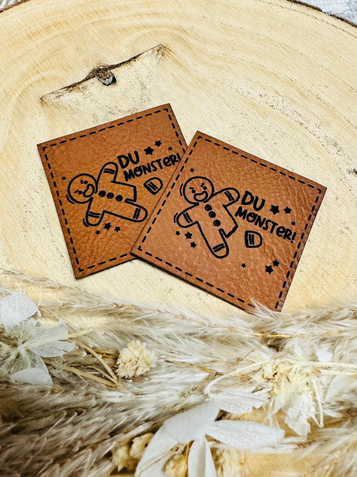 braunes kunstlederlabel mit dem spruch du monster