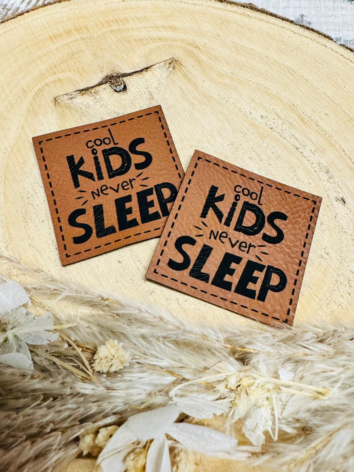 braunes christmas kunstlederlabel mit dem spruch cool kids never sleep