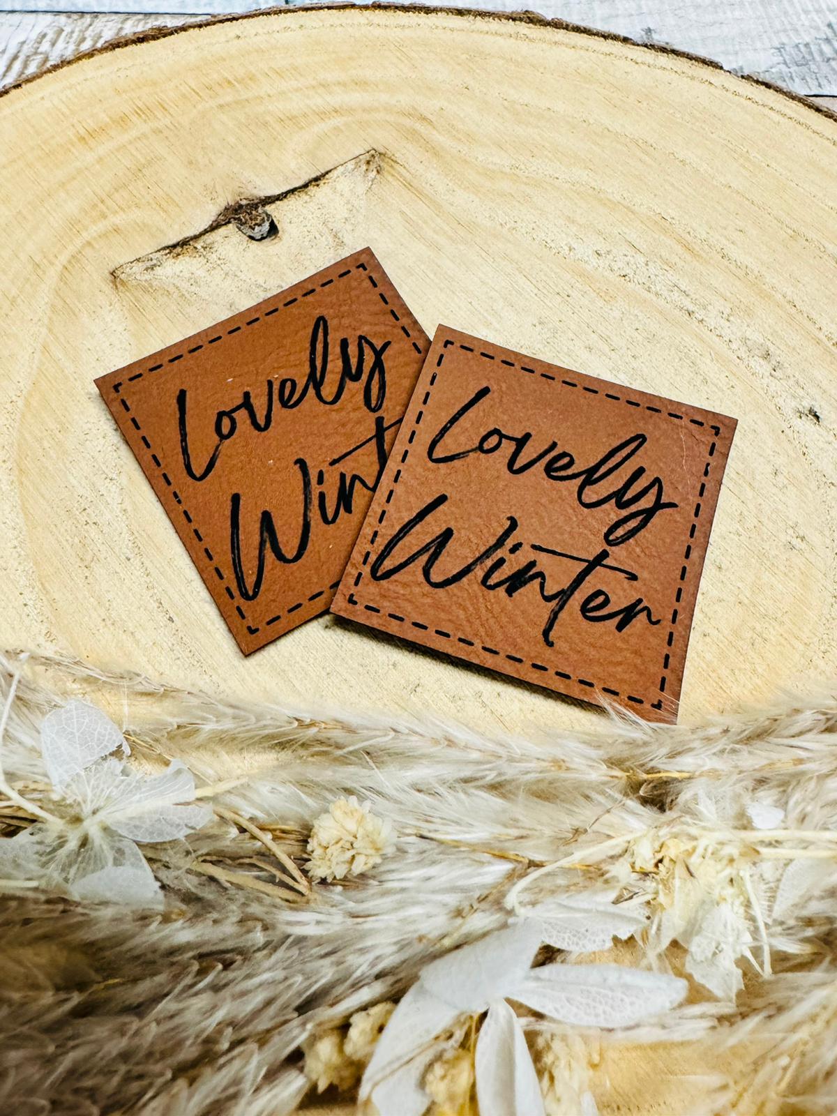 braunes christmas kunstlederlabel mit dem spruch lovely winter