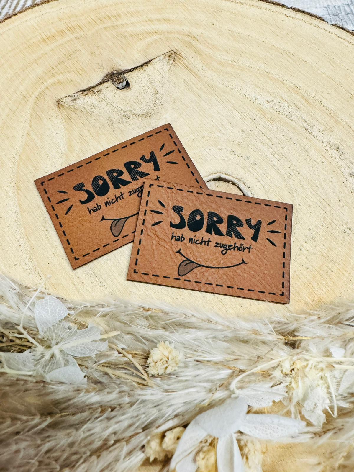 braunes christmas kunstlederlabel mit dem spruch sorry hab nicht zugehört und einem smiley