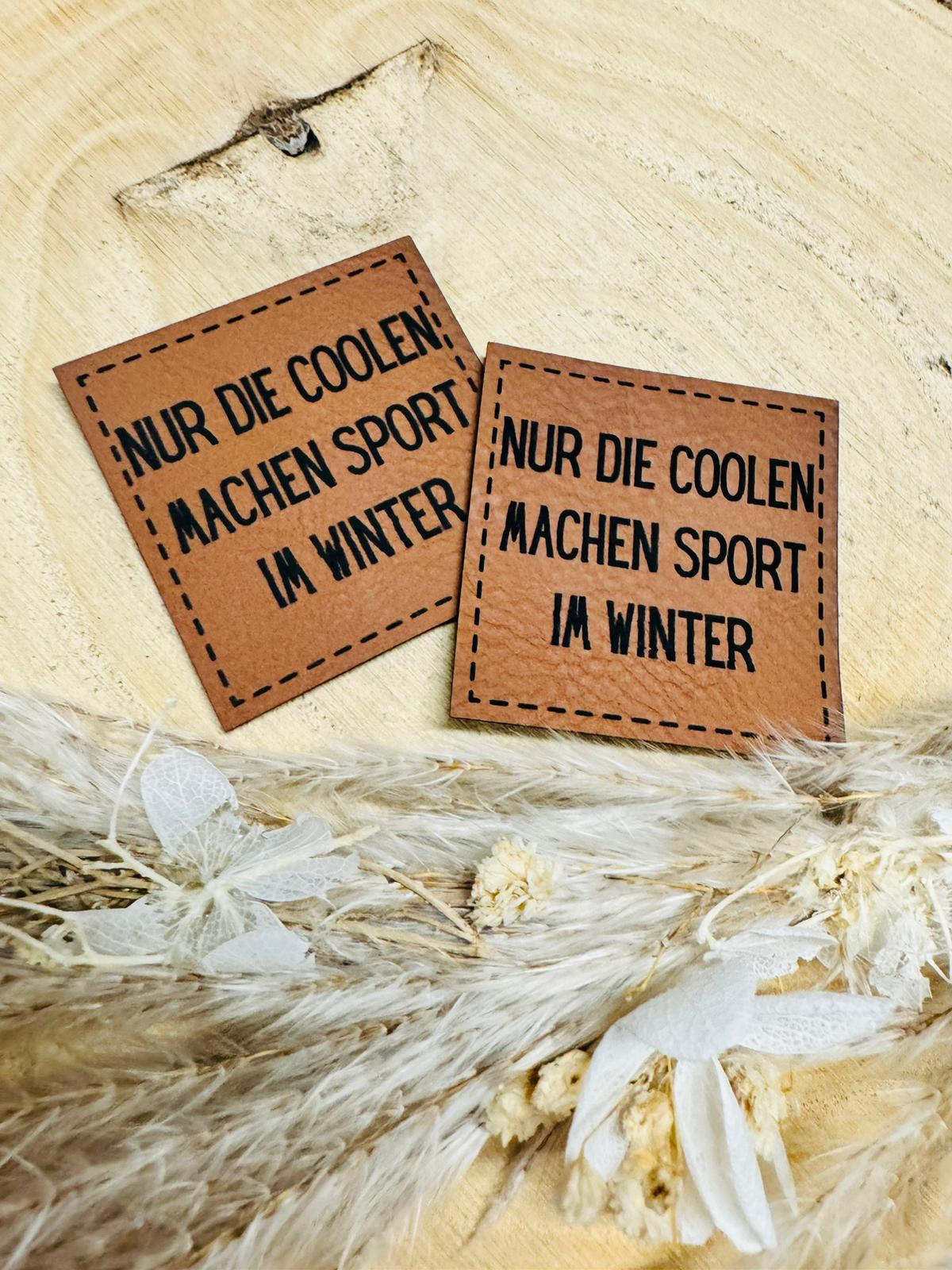 braunes christmas kunstlederlabel mit dem spruch nur die coolen machen sport im winter