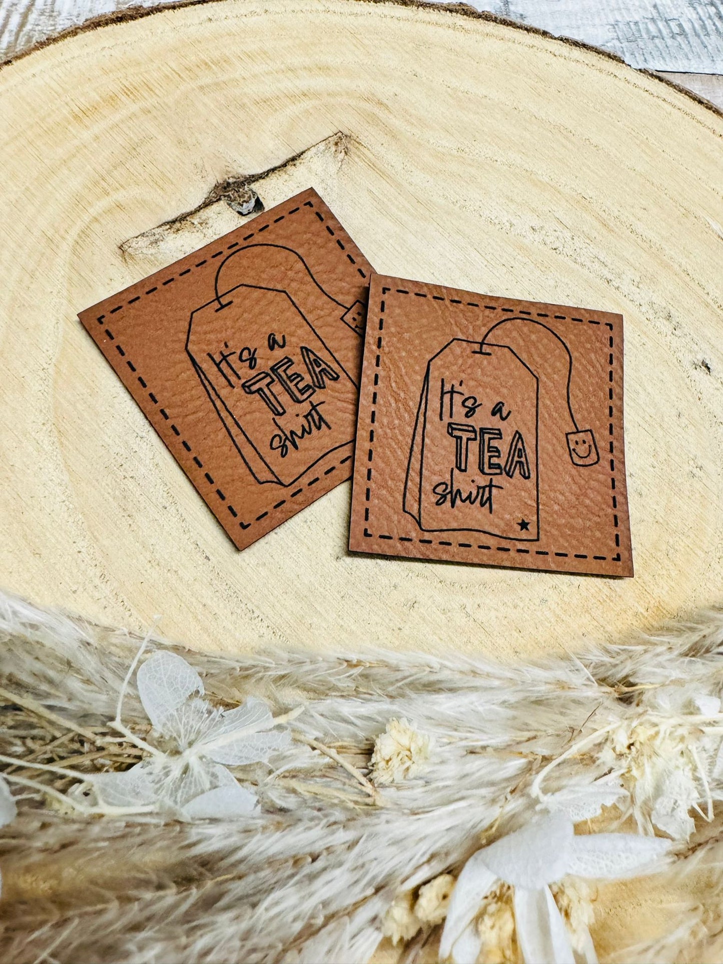 braunes christmas kunstlederlabel mit dem spruch its a ea sirt und einem teebeutel abgebildet