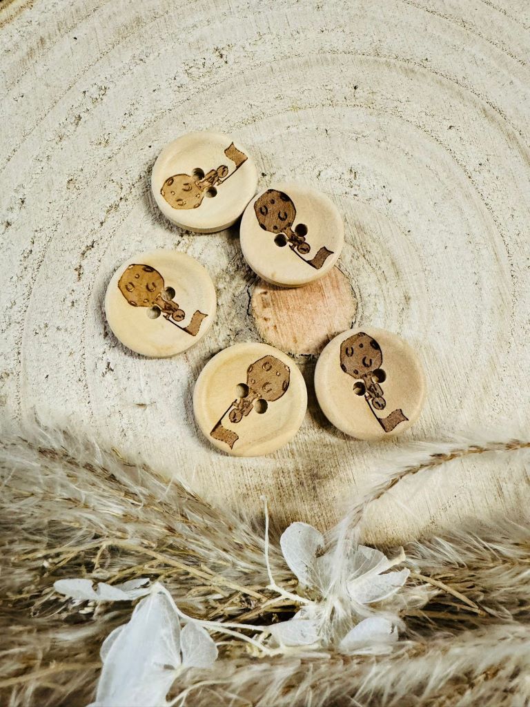 runder Holz Knopf mit einem kleinen Astronauten auf dem Planeten