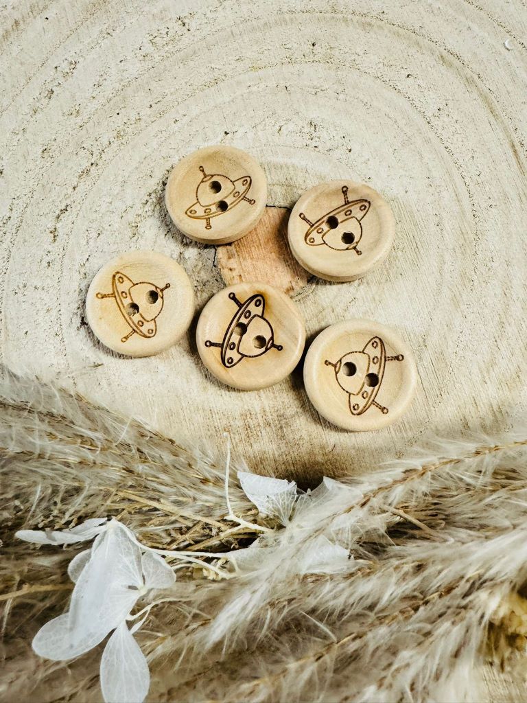 runder Holz Knopf mit einem Ufo abgebildet