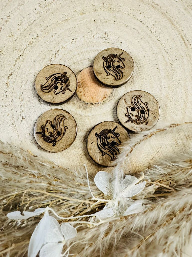 runder Kokos Knopf mit einem Einhorn abgebildet