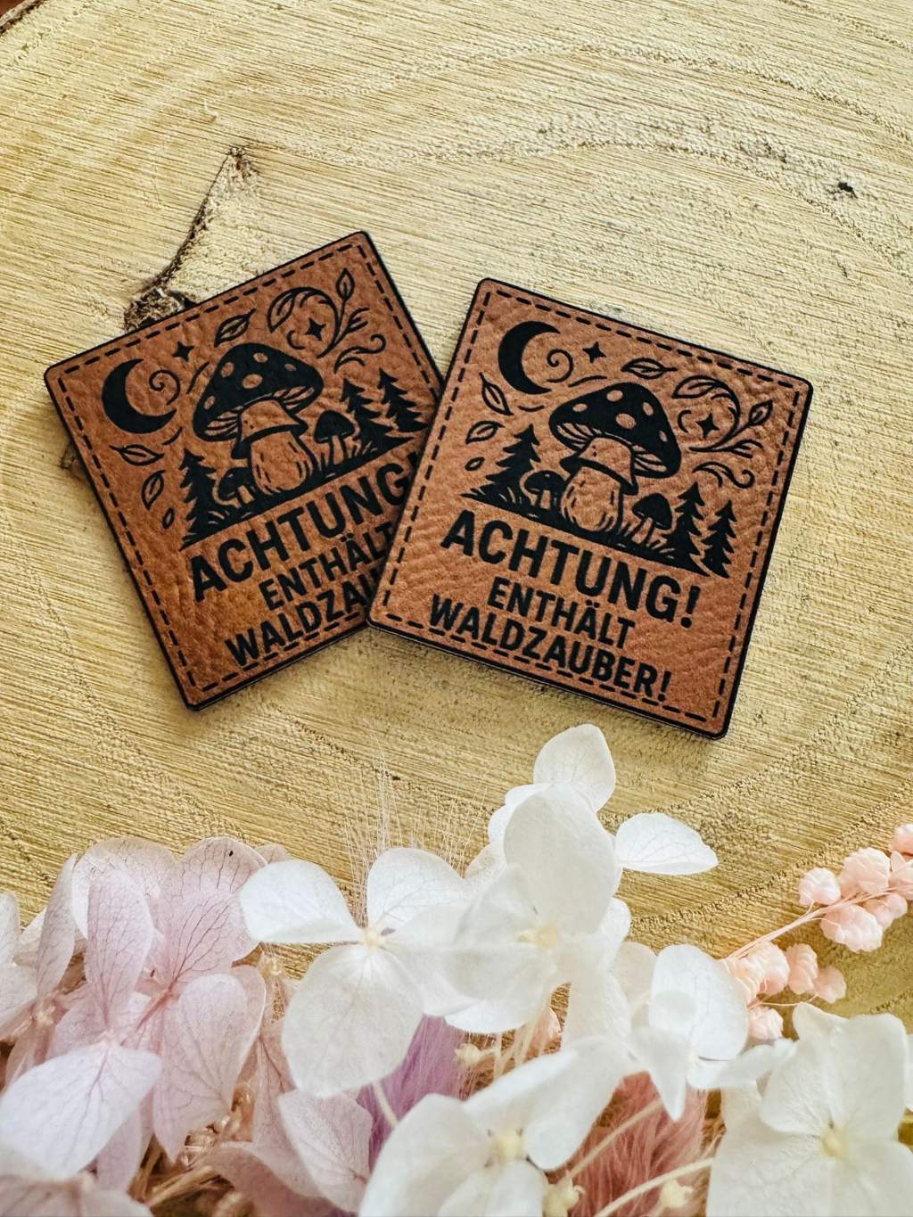 superweiches braunes Kunstlederlabel mit dem Spruch Achtung enthält Waldzauber und kleinen Waldpilzen abgebildet
