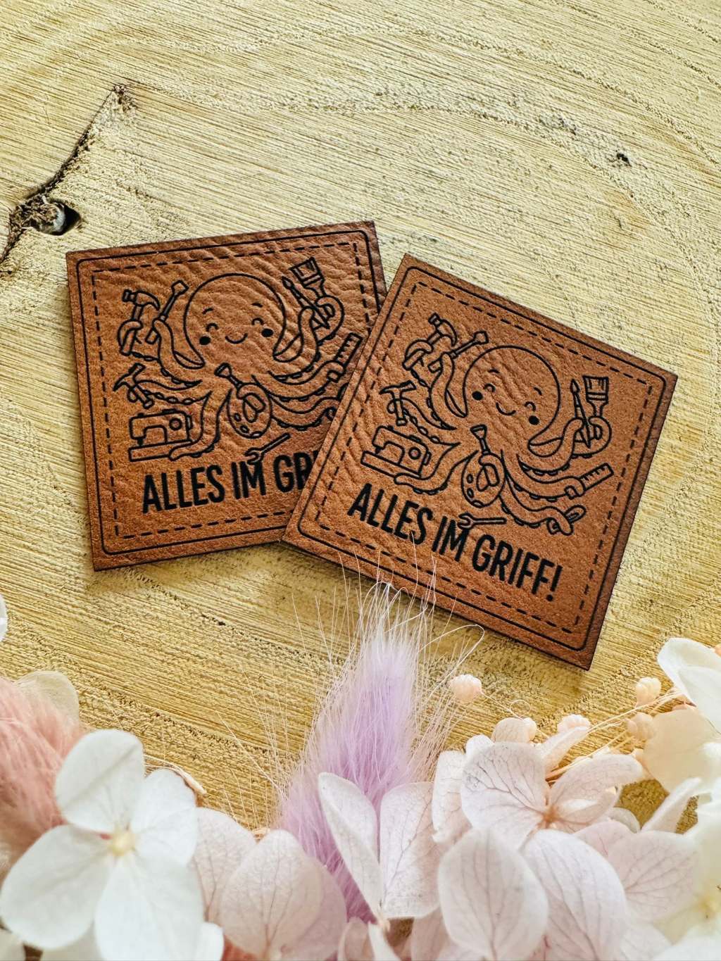 superweiches braunes Kunstleder Label mit dem Spruch Alles im Griff und einem Tintenfisch abgebildet