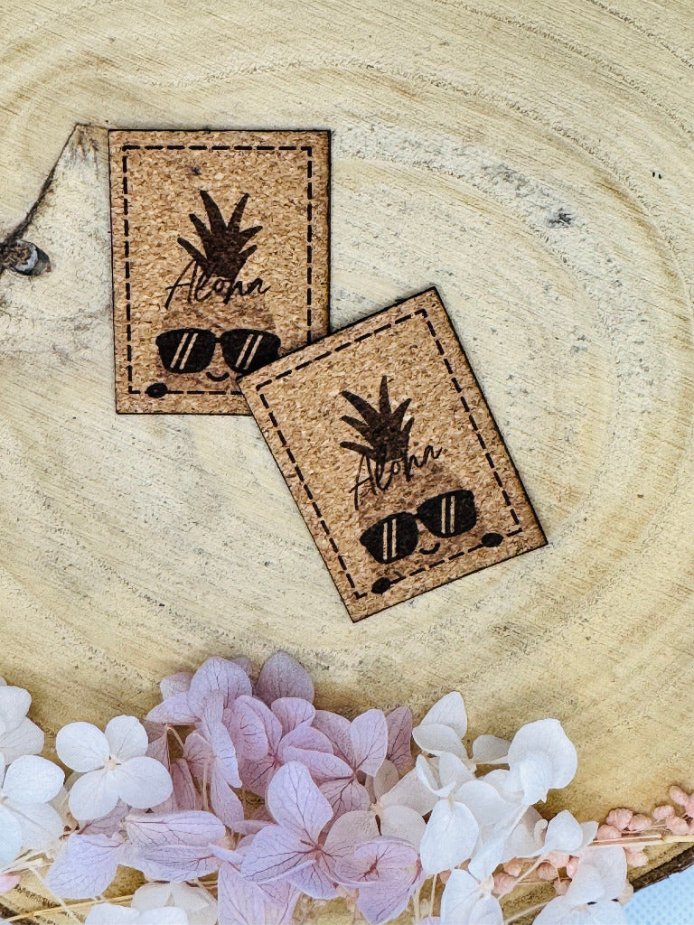 superweiches Kunstlederlabel in Kork Optik mit einer coolen Ananas und dem Spruch Aloha abgebildet