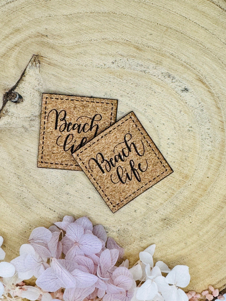 superweiches Kunstlederlabel in Kork Optik mit dem Spruch Beach Life