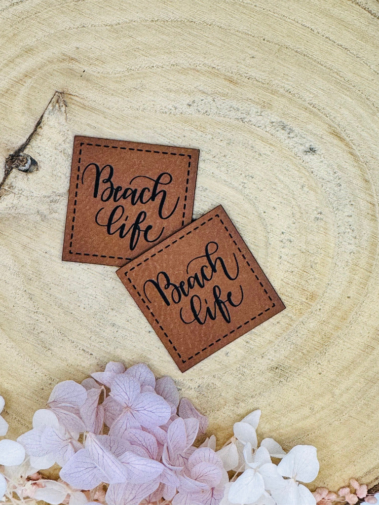 superweiches braunes Kunstlederlabel mit dem Spruch Beach Life