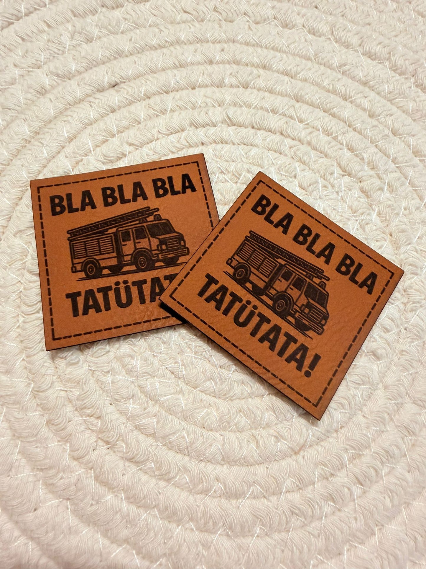 superweiches braunes Kunstlederlabel mit dem Spruch BlalaBla Tatütata und einer Feuerwehr abgebildet