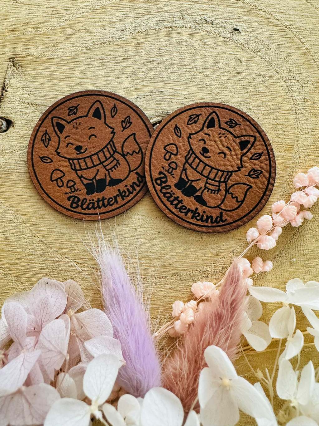 superweiches rundes braunes Kunstlederlabel mit dem Spruch Blätterkind und einem kleinen Fuchs abgebildet