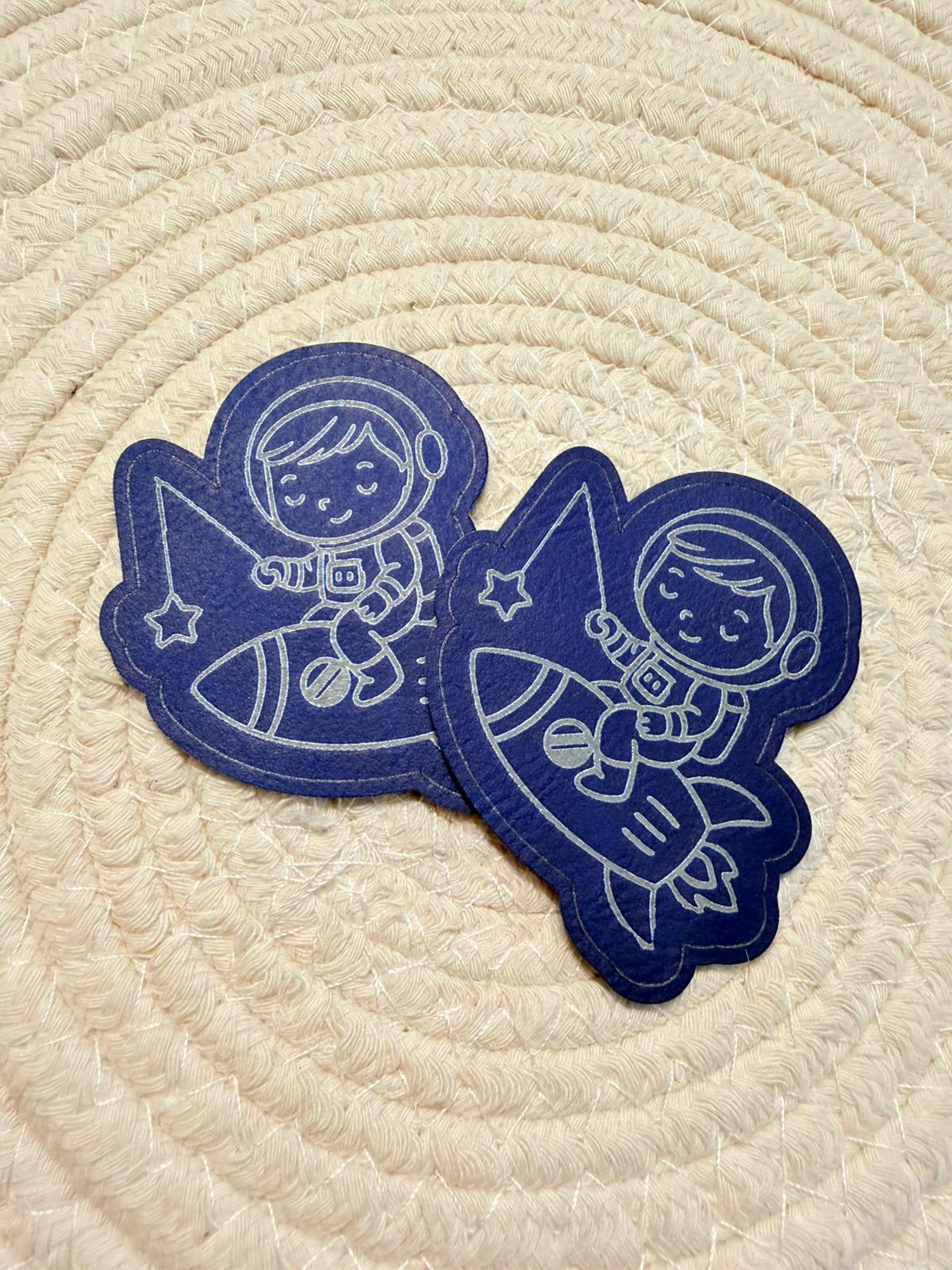 superweiches blaues Kontur Kunstlederlabel mit einem kleinen Boy auf einer Rakete sitzend