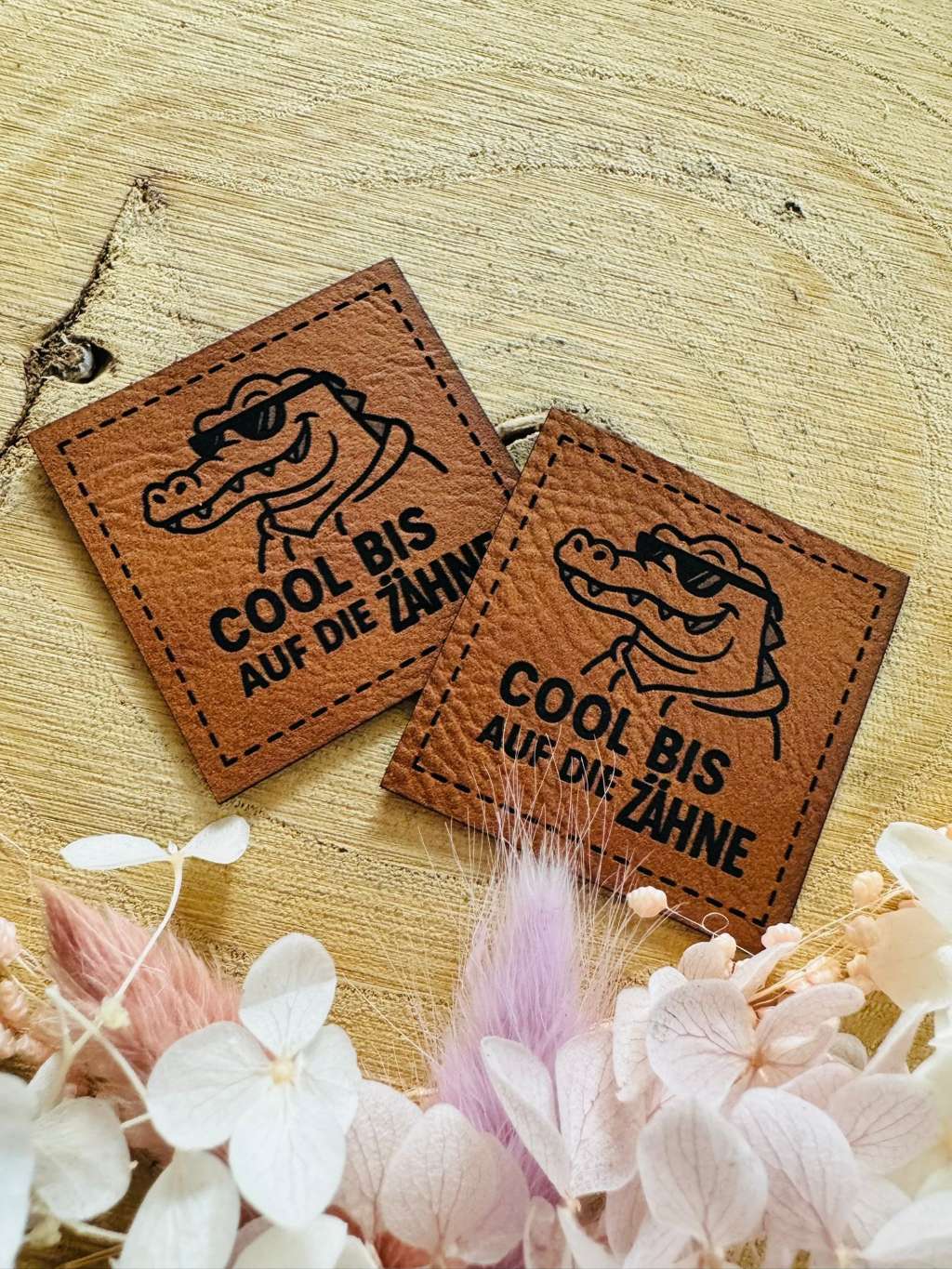 superweiches braunes Kunstleder label mit dem Spruch Cool bis auf die Zähne und einem coolen Krokodil abgebildet