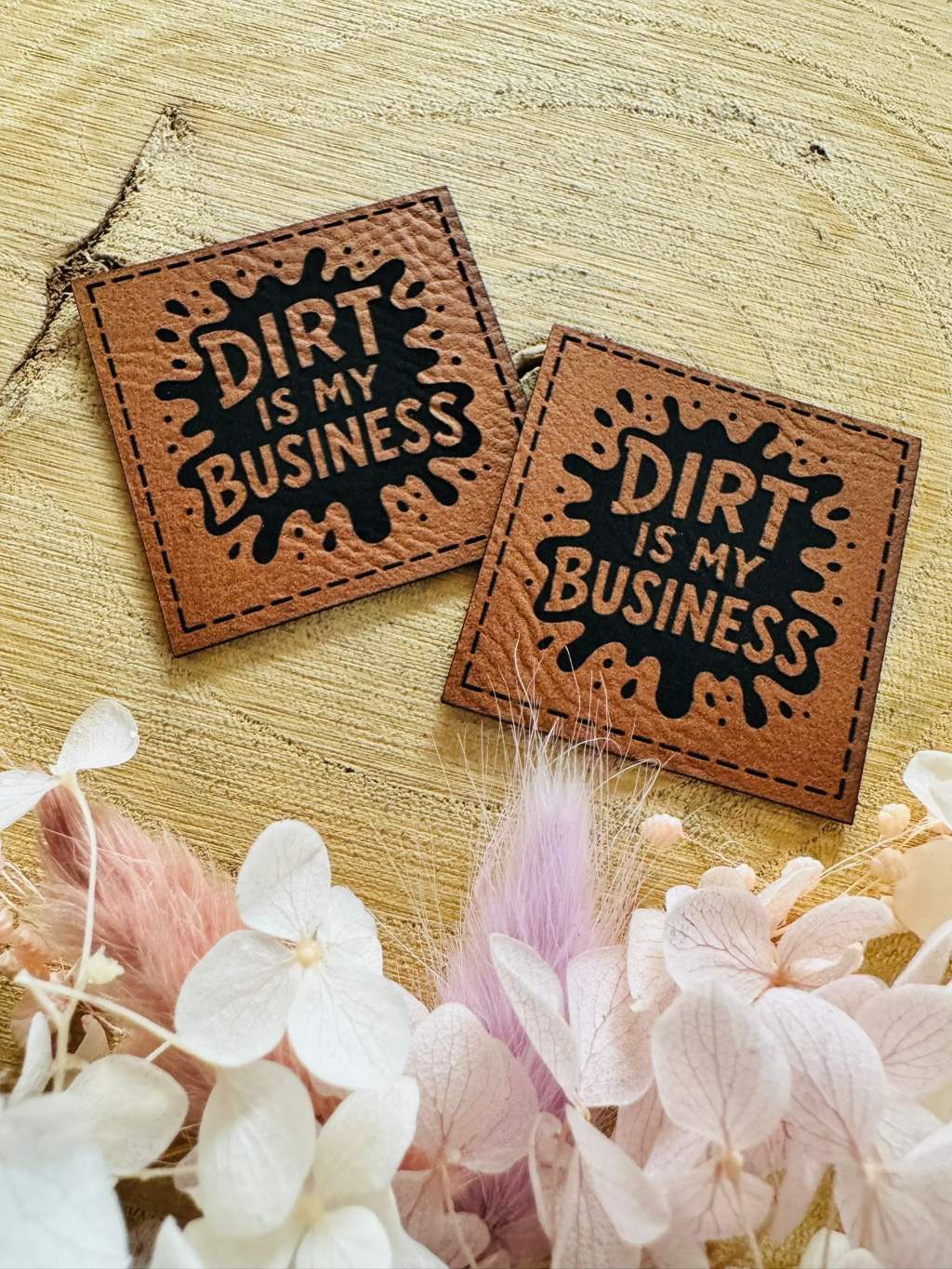 superweiches braunes Kunstleder Label mit dem Spruch Dirt is my Business