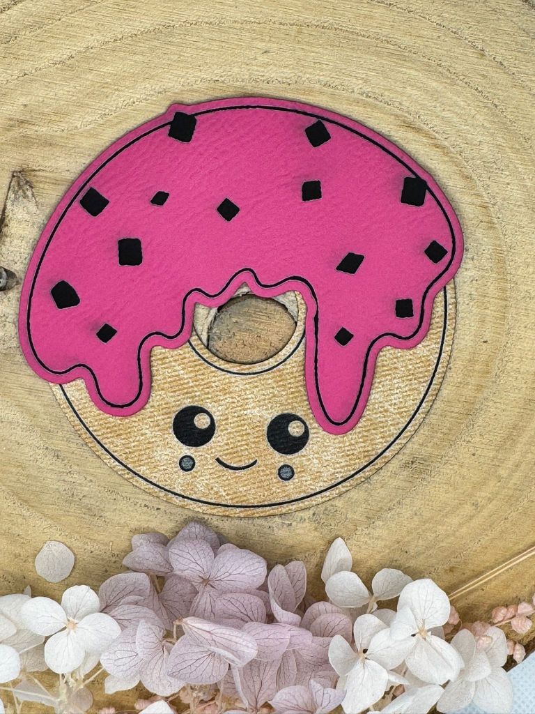superweiches Kunstlederlabel Motiv Donut zusammengesetzt aus einem Grundteil in Kork Optik und einem Oberteil in der Farbe pink