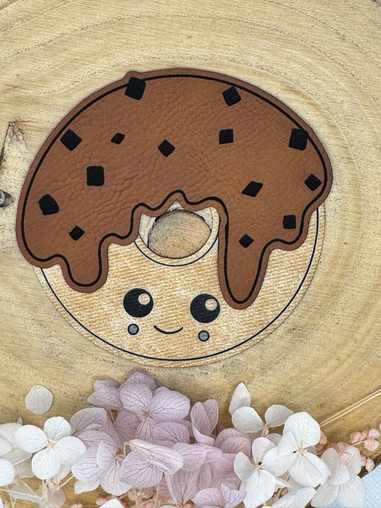 superweiches Kunstlederlabel Motiv Donut zusammengesetzt aus einem Unterteil in Kork Optik und einem Oberteil in der Farbe Schoko
