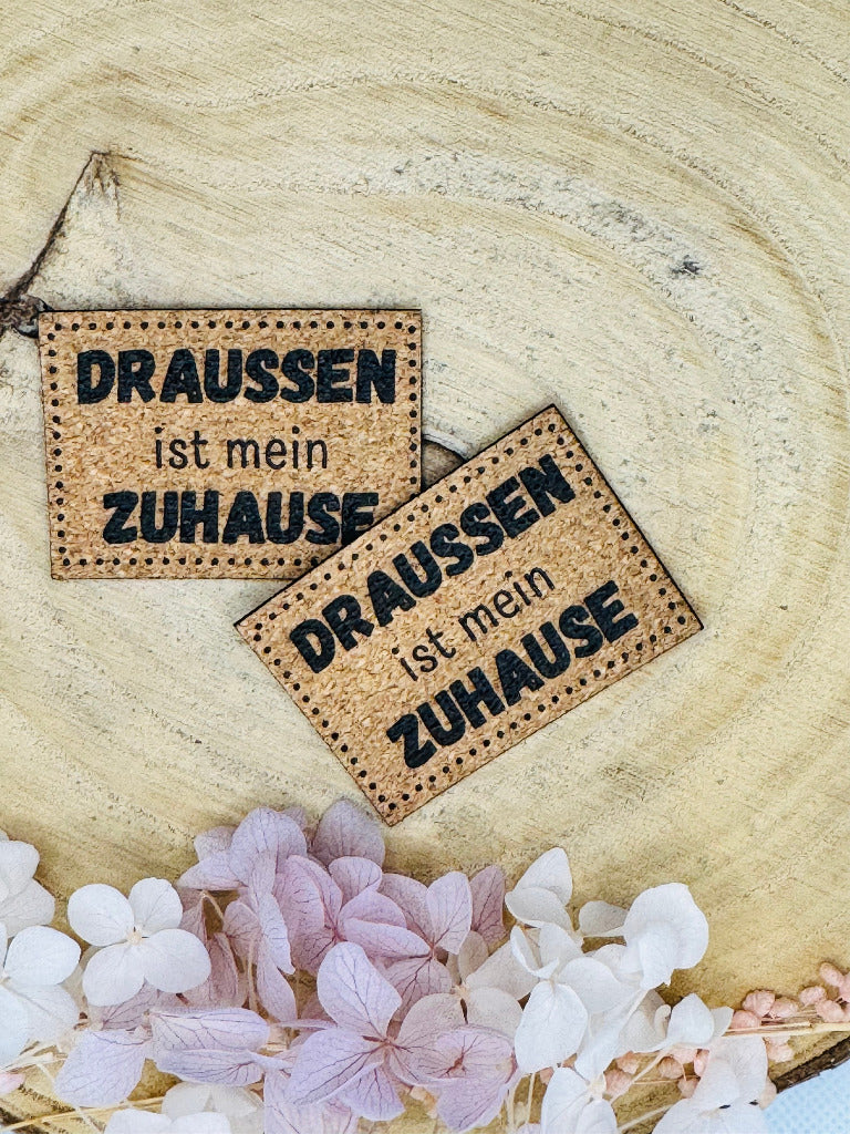 superweiches Kunstlederlabel in Kork Optik mit dem Spruch Draussen ist mein Zuhause