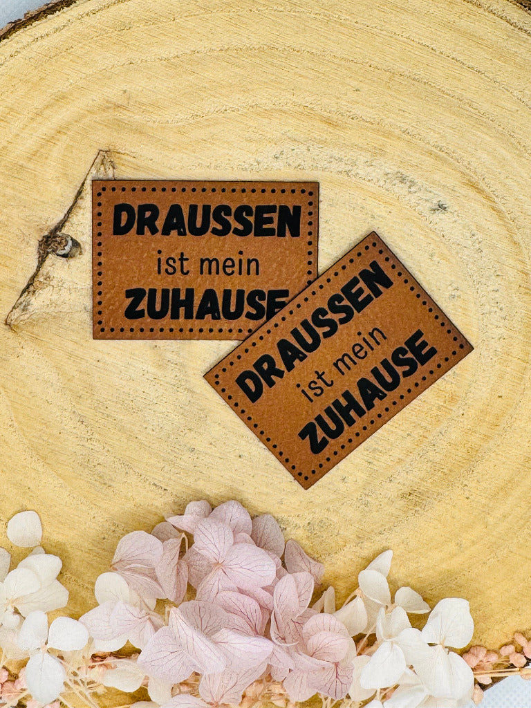 superweiches braunes Kunstlederlabel mit dem Spruch Draussen ist mein Zuhause