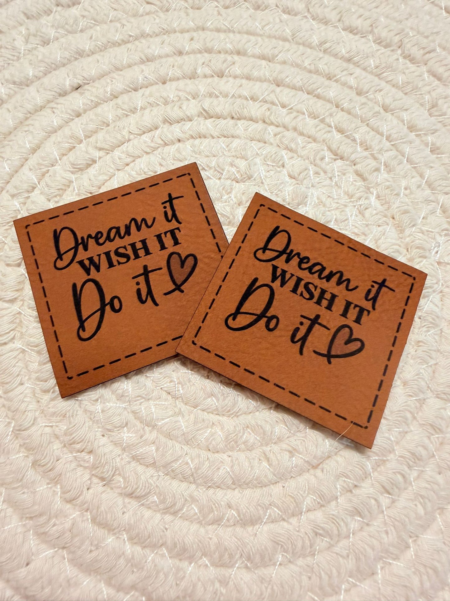 superweiches braunes Kunstlederlabel mit dem Spruch Dream it, Wish it, Do it