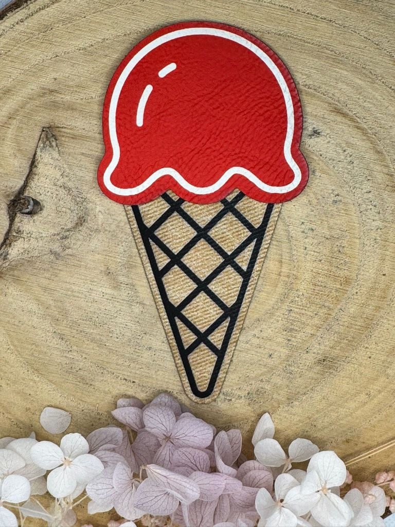 superweiches Kunstlederlabel in Form einer Erdbeer Eiskugel