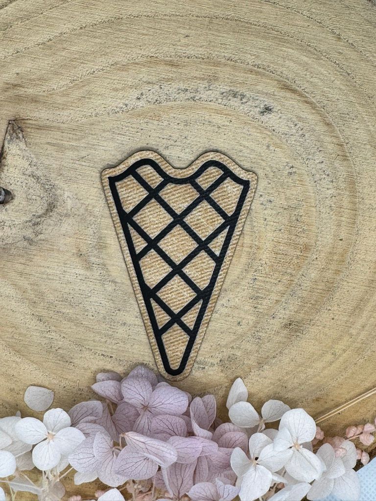 superweiches Kunstlederlabel in Form einer Eiswaffel beige