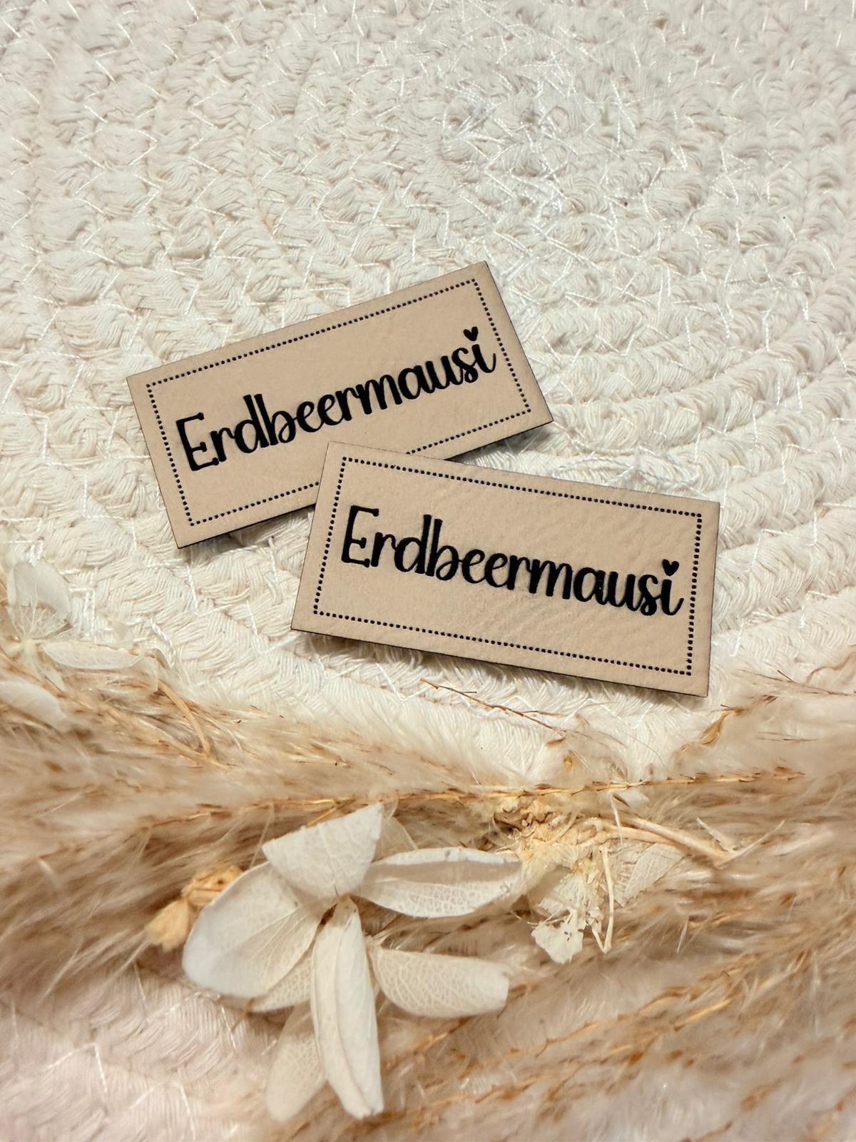 superweiches beiges Kunstlederlabel mit dem Spruch Erdbeermausi
