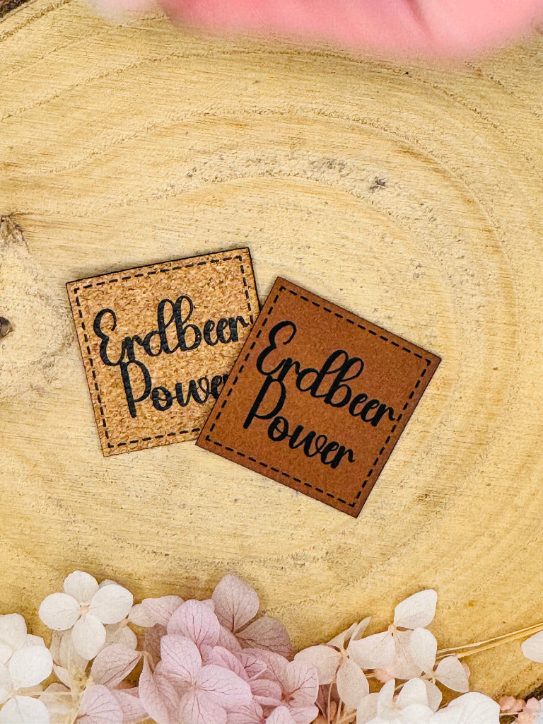 superweiches Kunstlederlabel mit dem Spruch Erdbeer Power in braun und Korkoptik