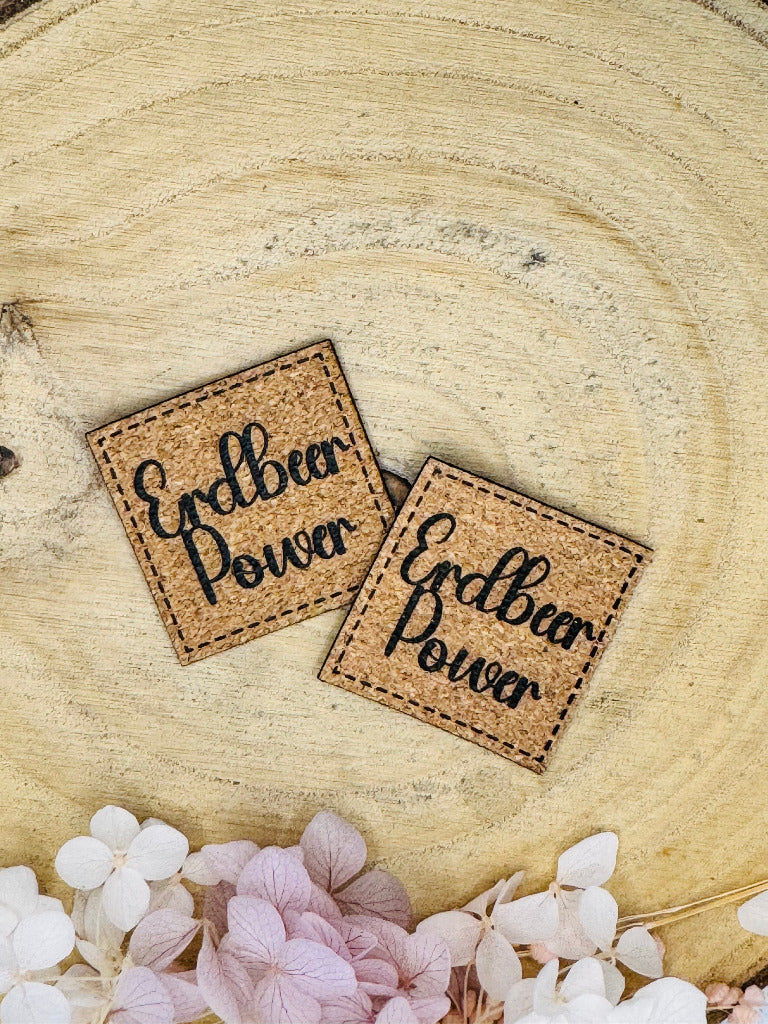 superweiches Kunstlederlabel mit dem Spruch Erdbeer Power in korkoptik