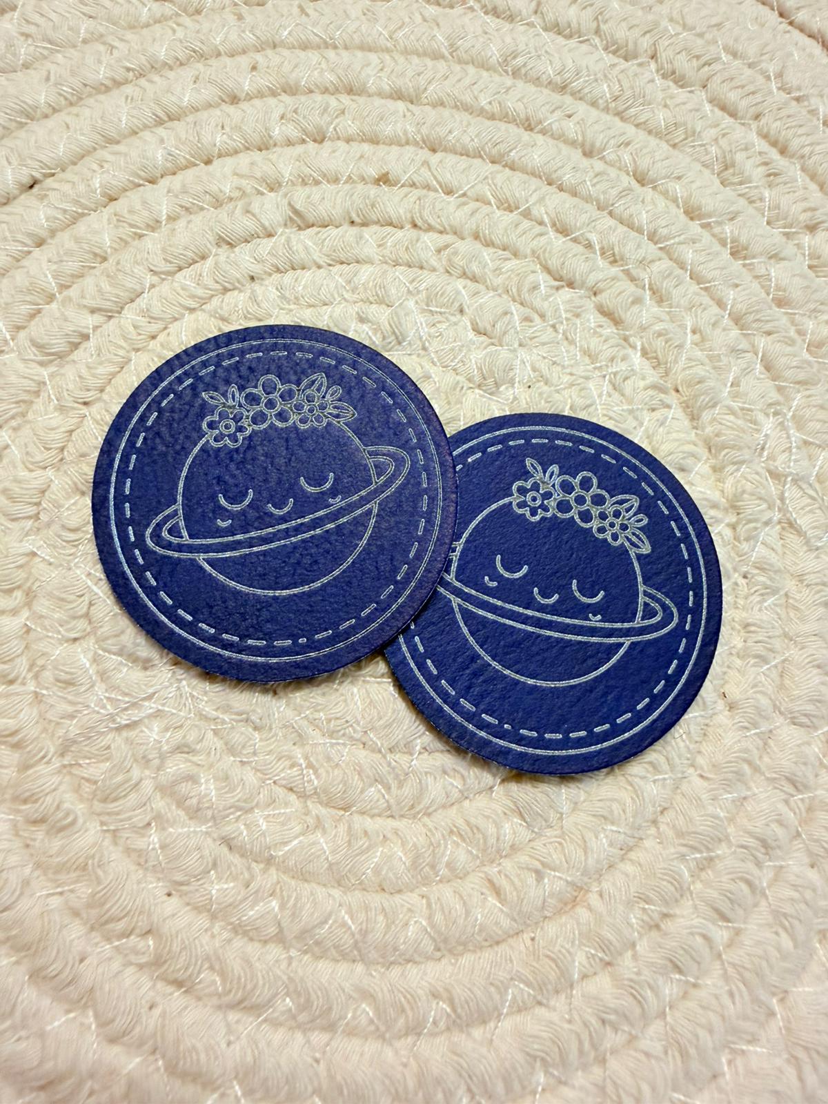 superweiches rundes blaues Kunstlederlabel mit einem blumengeschmückten Planeten