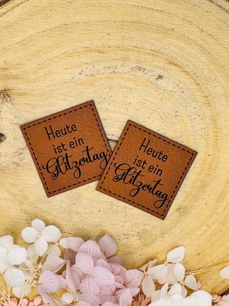 superweiches braunes Kunstlederlabel mit dem Spruch Heute ist ein Glitzertag
