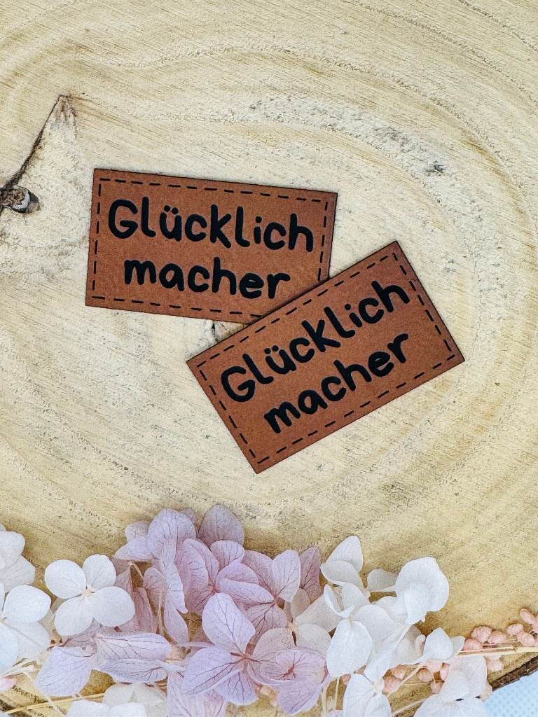 superweiches braunes Kunstlederlabel mit dem Spruch Glücklichmacher