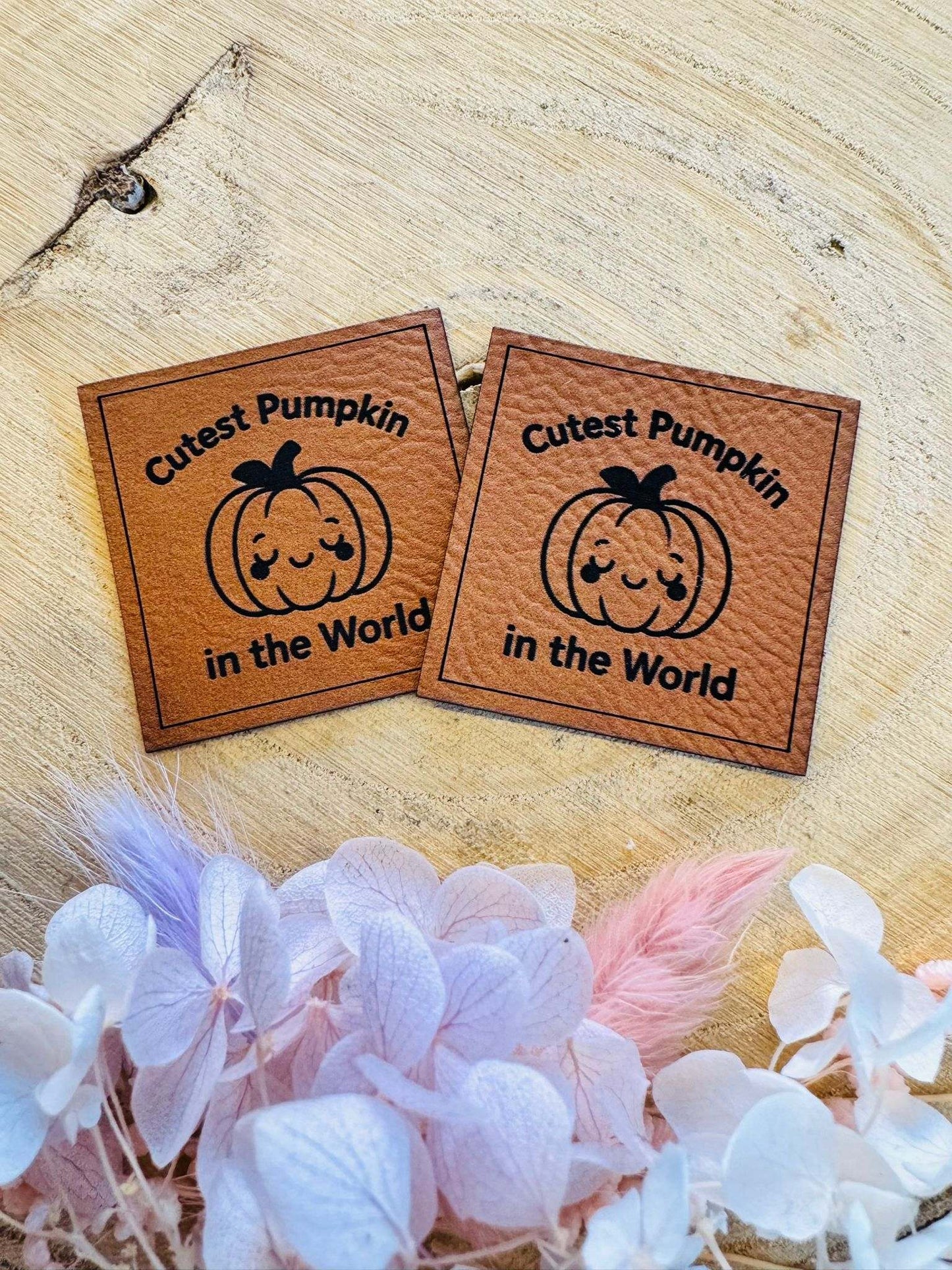 superweiches braunes Kunstleder Label mit dem Spruch Cutest Pumpkin in the World und einem kleinen süssen Kürbis abgebildet