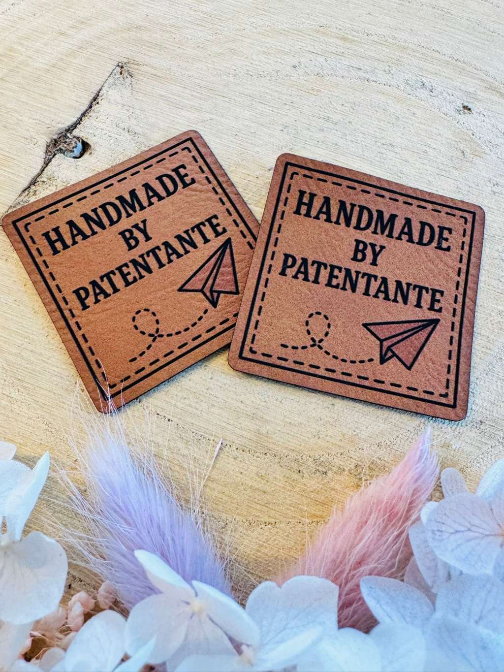 superweiches braunes Kunstleder label mit dem Spruch Handmade by Patentante