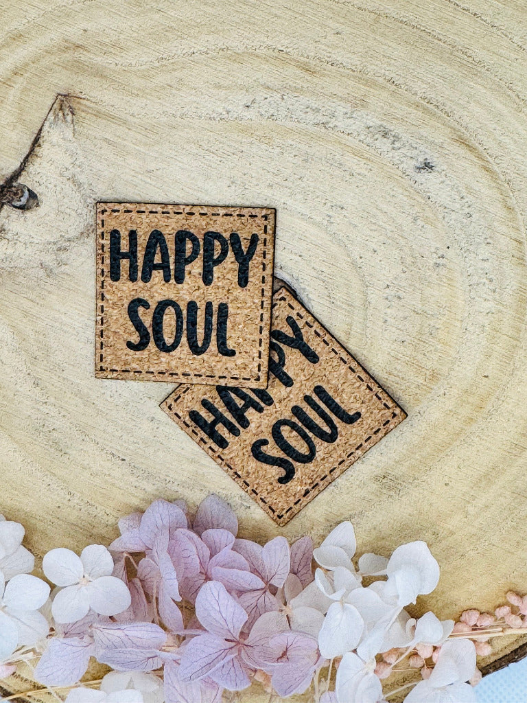 superweiches Kunstlederlabel in Kork Optik mit dem Spruch Happy Soul