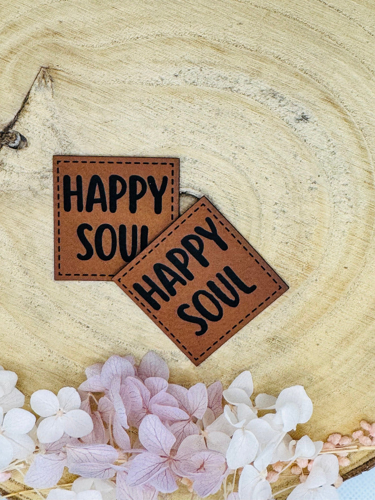superweiches braunes Kunstlederlabel mit dem Spruch Happy Soul
