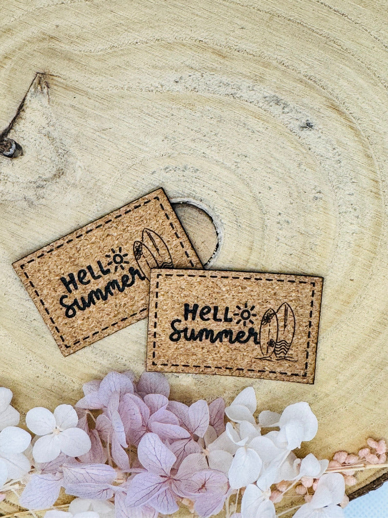 superweiches Kunstlederlabel in Kork Optik mit dem Spruch Hello Summer und abgebildeten Surf Brettern