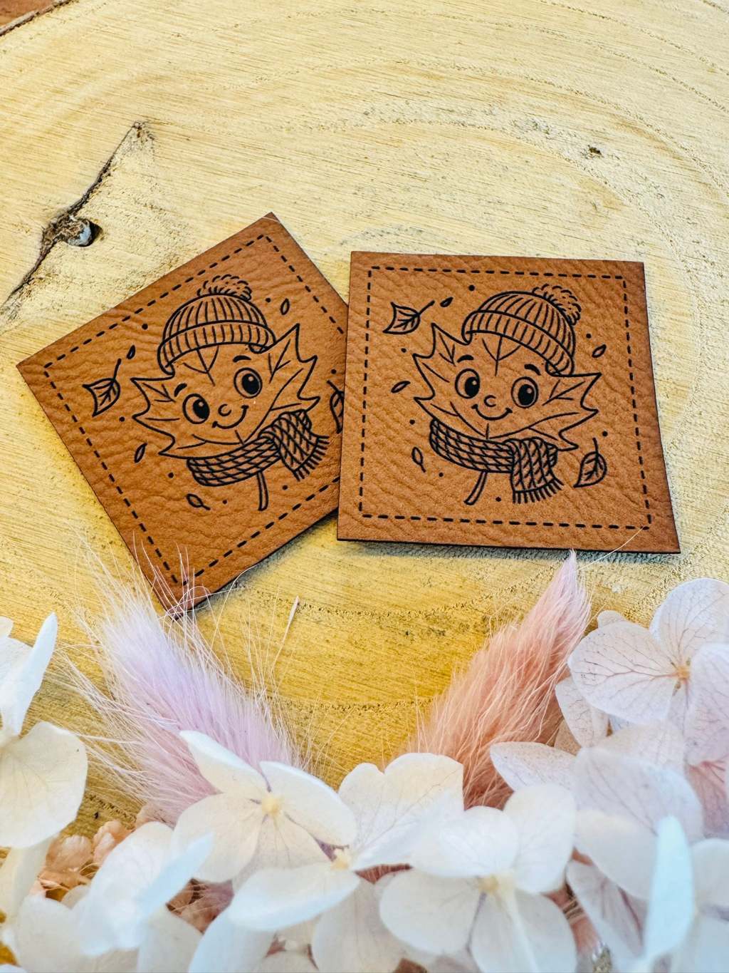 superweiches braunes Kunstleder Labelmit einem kleinen herbstlich tanzenden Ahornblättchen
