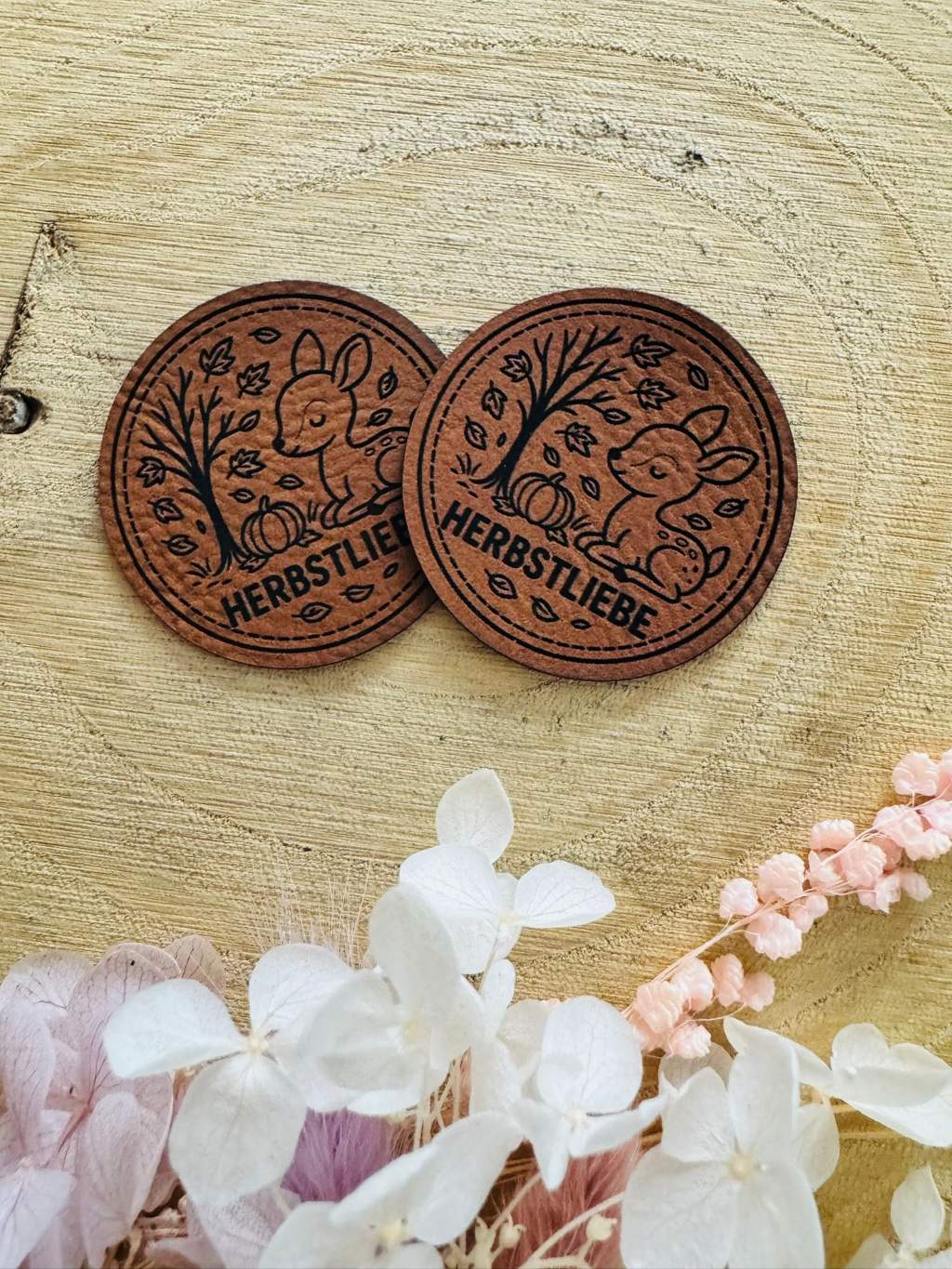 superweiches rundes braunes Kunstlederlabel Mit dem Spruch Herbstliebe und einem kleinen Reh im Herbstwind