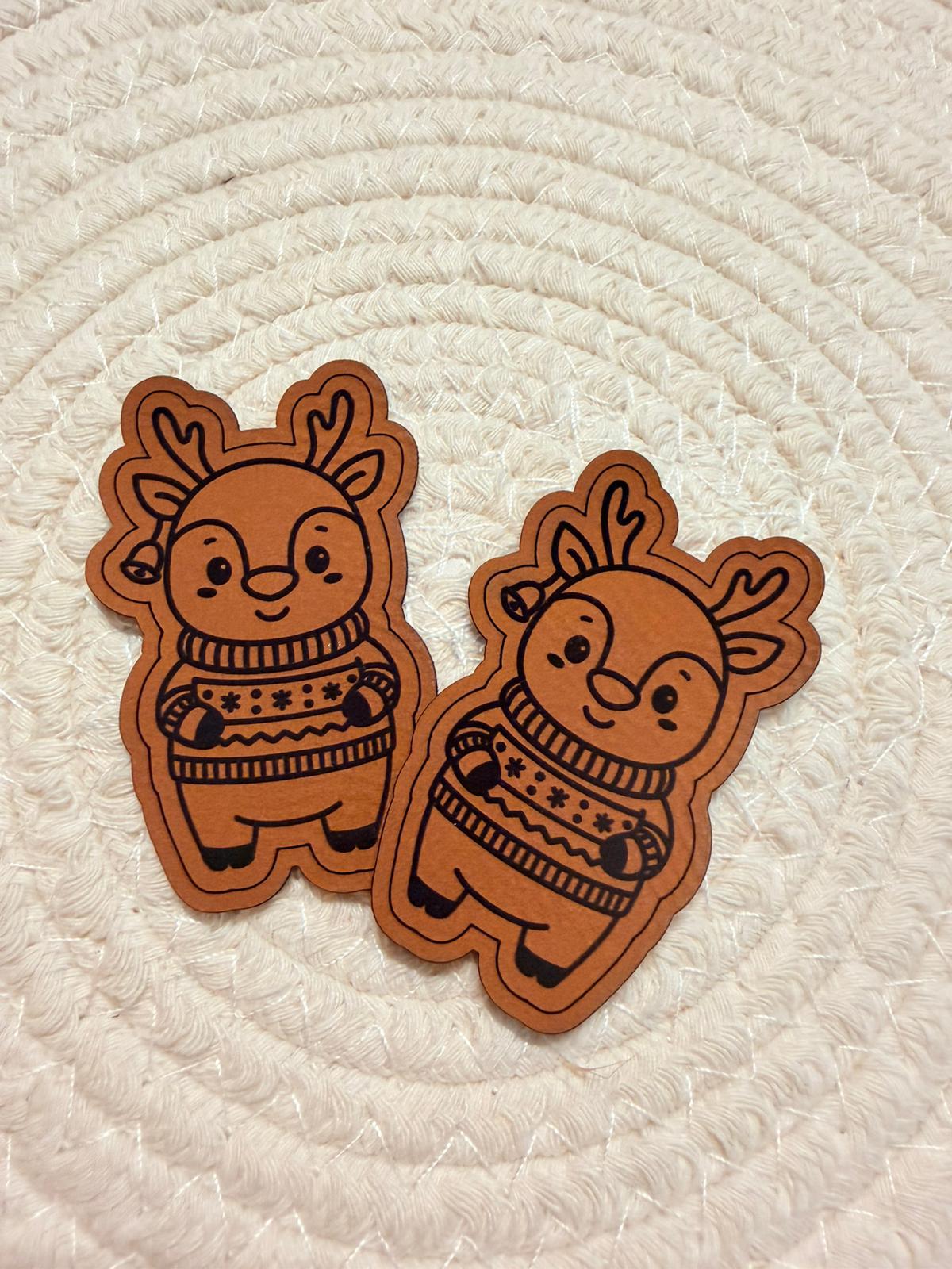 superweiches braunes Kontur Kunstlederlabel mit einem kleinen Hirsch mit einem warmen Pulli angezogen